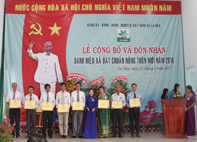 Đon-nhận-bằng-khen-thi-đua